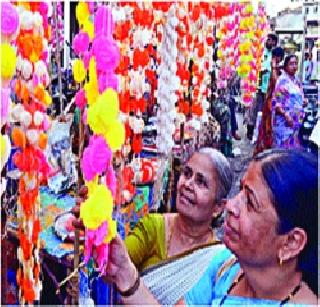 Chaitra Padwa offers a huge employment opportunity in the flower market | चैत्र पाडव्याने फुलबाजारात रोजगाराची गुढी