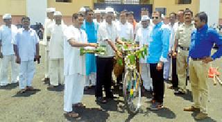 A bicycle gift to the vegetable for sale to the captives | बंदीजनांना भाजीपाला विक्रीसाठी सायकल भेट