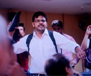 Trying to throw a boot on Arvind Kejriwal | अरविंद केजरीवाल यांच्यावर बूट फेकण्याचा प्रयत्न Trying to throw a boot on Arvind Kejriwal | अरविंद केजरीवाल यांच्यावर बूट फेकण्याचा प्रयत्न