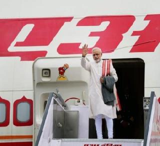 To save time, PM Modi does a full moon | वेळ वाचवण्यासाठी पंतप्रधान मोदी विमानातच करतात झोप पूर्ण To save time, PM Modi does a full moon | वेळ वाचवण्यासाठी पंतप्रधान मोदी विमानातच करतात झोप पूर्ण