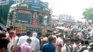 The truck collided with the truck in the backyard | परतवाड्यात ट्रकने सायकलस्वारास चिरडले The truck collided with the truck in the backyard | परतवाड्यात ट्रकने सायकलस्वारास चिरडले