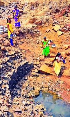 The people of the city are afraid of severe water scarcity | भीषण पाणीटंचाईत संसाराच्या रहाटगाड्यातील माणसे तर होरपळत आहेत