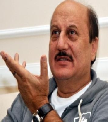 Anupam Kher prevented NIT from going to Srinagar | अनुपम खेर यांना एनआयटी श्रीनगरला जाण्यापासून रोखलं