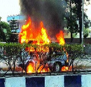 Suicide in front of a girlfriend's house | प्रेयसीच्या घरासमोरच आत्महत्या Suicide in front of a girlfriend's house | प्रेयसीच्या घरासमोरच आत्महत्या