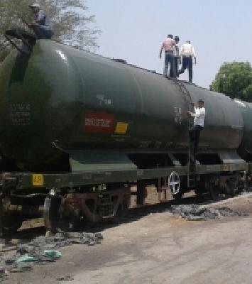 To overcome the dryness of Laturakar's foresight, the water of the river is thrown into the chilli | लातूरकरांच्या घशाची कोरड दूर करण्यासाठी पाण्याची रेल्वे मिरजेत दाखल