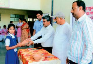 Distribution of 2 thousand water borne leaves for birds | पक्ष्यांसाठी दोन हजार जलपात्रांचे वाटप Distribution of 2 thousand water borne leaves for birds | पक्ष्यांसाठी दोन हजार जलपात्रांचे वाटप