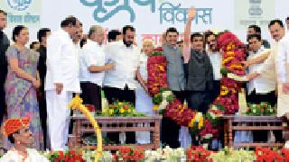 Inauguration of Agricultural exhibition in the light of labor | कष्टकऱ्यांच्या मांदियाळीत कृषी प्रदर्शनीचे उद्घाटन Inauguration of Agricultural exhibition in the light of labor | कष्टकऱ्यांच्या मांदियाळीत कृषी प्रदर्शनीचे उद्घाटन