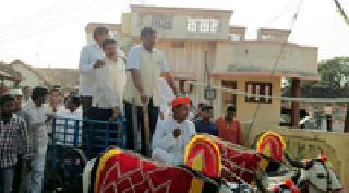 Finance Minister's procession from Bellabadi ... | वित्तमंत्र्यांची बैलबंडीवरून मिरवणूक...