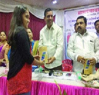 Tab allocation to meritorious students | गुणवंत विद्यार्थ्यांना टॅबचे वाटप Tab allocation to meritorious students | गुणवंत विद्यार्थ्यांना टॅबचे वाटप