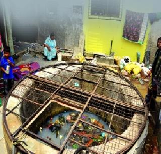 The wells of the well are missing; in the last ten years, seven thousand wells in Mumbai disappear | विहिरींचा कोंडतोय श्वास, दहा वर्षांत मुंबईतील ७ हजार विहिरी गायब The wells of the well are missing; in the last ten years, seven thousand wells in Mumbai disappear | विहिरींचा कोंडतोय श्वास, दहा वर्षांत मुंबईतील ७ हजार विहिरी गायब
