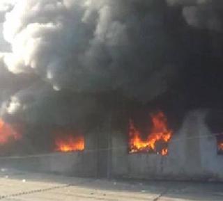 Under fire control of the Bhiwandi fire, the residents took out safely | भिवंडीतील आग नियंत्रणात, नागरीकांना सुखरुप बाहेर काढले Under fire control of the Bhiwandi fire, the residents took out safely | भिवंडीतील आग नियंत्रणात, नागरीकांना सुखरुप बाहेर काढले