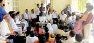 MPs review the problem of Bhamragarad | खासदारांनी घेतला भामरागडच्या समस्येचा आढावा MPs review the problem of Bhamragarad | खासदारांनी घेतला भामरागडच्या समस्येचा आढावा