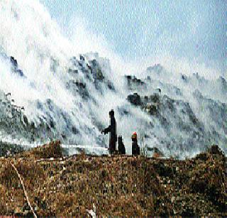 Smoked fire up to two and a half | अडीचपर्यंत धुमसत होती आग Smoked fire up to two and a half | अडीचपर्यंत धुमसत होती आग