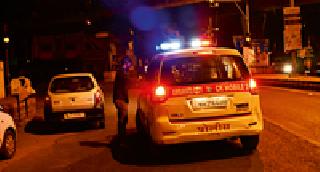 Dabangagiri police during petrol, Kulfi eat free | पेट्रोलिंगदरम्यान पोलिसांची दबंगगिरी, मोफत खातात कुल्फी