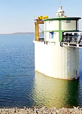 Water in Penganga after finally leaving Isapur dam | अखेर इसापूर धरणातून सोडणार पैनगंगेत पाणी