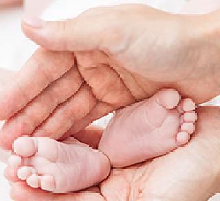 Auctioned for the girl's father in the market for just twenty thousand rupees | फक्त वीस हजारांसाठी पित्याने भर बाजारात मांडला मुलींचा लिलाव Auctioned for the girl's father in the market for just twenty thousand rupees | फक्त वीस हजारांसाठी पित्याने भर बाजारात मांडला मुलींचा लिलाव