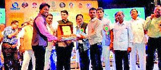 Sahane is a young entrepreneur award | सहाणे यांना तरुण उद्योजक पुरस्कार