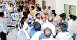 BJP's attack on Rana's office | राणा यांच्या कार्यालयावर भाजपचा हल्ला BJP's attack on Rana's office | राणा यांच्या कार्यालयावर भाजपचा हल्ला