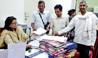 Farmer's fashion for compensation for land | जमीन मोबदल्यासाठी शेतकऱ्यांची फरफट Farmer's fashion for compensation for land | जमीन मोबदल्यासाठी शेतकऱ्यांची फरफट