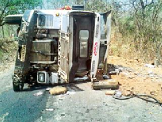 The truck carrying iron ore reversed | लोहखनिज घेऊन जाणारा ट्रक उलटला The truck carrying iron ore reversed | लोहखनिज घेऊन जाणारा ट्रक उलटला