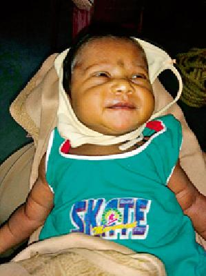 Chimukuli hundaka on the temple step | मंदिराच्या पायरीवर चिमुकलीचा हुंदका