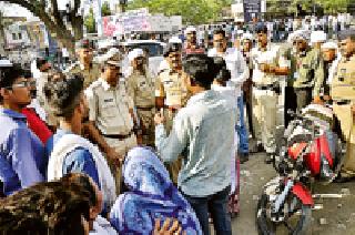 BJP's Prohibition meeting, Bhim Pratima's ban | भाजपाची निषेध सभा, भीमप्रेमींचा मज्जाव BJP's Prohibition meeting, Bhim Pratima's ban | भाजपाची निषेध सभा, भीमप्रेमींचा मज्जाव