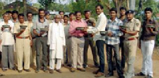 Birds are being fed by swamps, thirsty birds | पक्षी घागरांनी भागविली जात आहे पक्ष्यांची तहान Birds are being fed by swamps, thirsty birds | पक्षी घागरांनी भागविली जात आहे पक्ष्यांची तहान