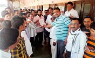 Caramel attacks parents | पालकांची कारमेल विद्यालयावर धडक