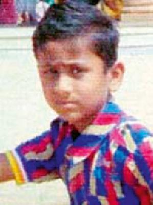 Seven-year-old child crashed with travels | सात वर्षीय बालकाला ट्रॅव्हल्सने चिरडले