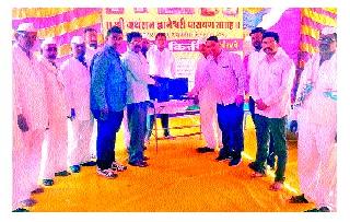 Computer given by Dwarkadhyad sugar factory for e-learning school | ई-लर्निंग शाळेसाठी द्वारकाधीश साखर कारखान्याने दिले संगणक