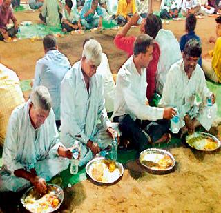 The royal banquet of the BJP leader on the child's wedding | मुलाच्या लग्नात भाजपा नेत्याचे शाही लक्षभोजन The royal banquet of the BJP leader on the child's wedding | मुलाच्या लग्नात भाजपा नेत्याचे शाही लक्षभोजन