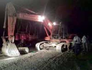 Wagholi seized tractor including Pokeland from the sandstorm | वाघोली रेतीघाटावरून पोकलँडसह ट्रॅक्टर जप्त