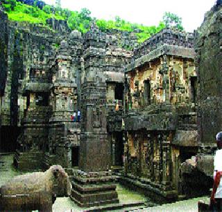 Weiral caves ignore the Archeology Department | वेरूळ लेणीकडे पुरातत्व विभागाचे दुर्लक्ष Weiral caves ignore the Archeology Department | वेरूळ लेणीकडे पुरातत्व विभागाचे दुर्लक्ष