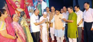 Student patriotism and non-violent presentation of students | विद्यार्थ्यांचे देशप्रेम व अहिंसेवर सादरीकरण