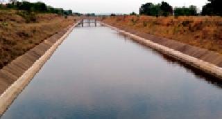 Water from the head to the bottom and dry to the bottom | माथ्यावरून पाणी अन् पायथ्याशी कोरडे