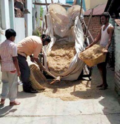 Gopalak, farmers' wand for fodder | चाऱ्यासाठी गोपालक, शेतकऱ्यांची भटकंती
