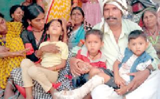 Mom went, Dad went ... the water came in the water! | आई गेली, बाबा गेले... डोळ्यात आले पाणी !