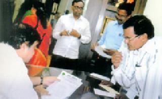 The edge of the Wardha river has reached | वर्धा नदीची धार आटली