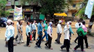 Hold the property again in front of the Collector Office | तलाठ्यांचे पुन्हा जिल्हाधिकारी कार्यालयासमोर धरणे