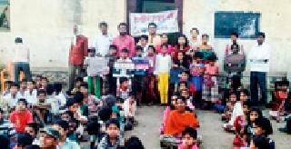 With the help of helping hands, they enjoy their face | हेल्पिंग हॅन्डस्च्या मदतीने त्यांच्या चेहऱ्यावरचा आनंद दुणावला