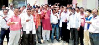 Zip Teachers 'Aambil Khao Movement' | जि.प. शिक्षकांचे ‘आंबील खाओ आंदोलन’ Zip Teachers 'Aambil Khao Movement' | जि.प. शिक्षकांचे ‘आंबील खाओ आंदोलन’