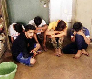 The train has been arrested by the grace of a pregnant woman | ट्रेनमध्ये गर्भवती महिलेची छेड काढणा-यांना प्रभूंच्या कृपेने अटक The train has been arrested by the grace of a pregnant woman | ट्रेनमध्ये गर्भवती महिलेची छेड काढणा-यांना प्रभूंच्या कृपेने अटक