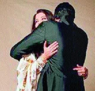 Abhishek-Aishwarya's 'Warm Hug' | अभिषेक-ऐश्वर्याचा ‘वॉर्म हग’ Abhishek-Aishwarya's 'Warm Hug' | अभिषेक-ऐश्वर्याचा ‘वॉर्म हग’