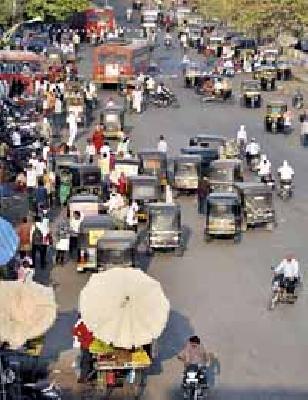 Death cages near bus station | बसस्थानकासमोर मृत्यूचे पिंजरे