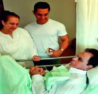 Due Dilip Kumar to see Amir | आमीरला पाहून सुखावले दिलीप कुमार Due Dilip Kumar to see Amir | आमीरला पाहून सुखावले दिलीप कुमार