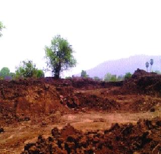 Mining excavation at Haloli | हालोली येथे खनिजाचे उत्खनन