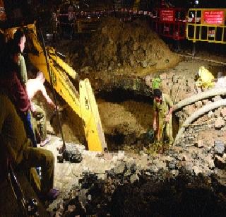 The road near the Siddhivinayak temple was lost | सिद्धिविनायक मंदिराजवळ रस्ता खचला The road near the Siddhivinayak temple was lost | सिद्धिविनायक मंदिराजवळ रस्ता खचला