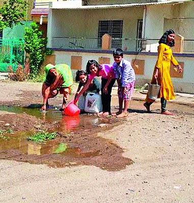 Waste of thousands of liters of water by splitting the water channel | जलवाहिनी फुटून हजारो लिटर पाणी वाया