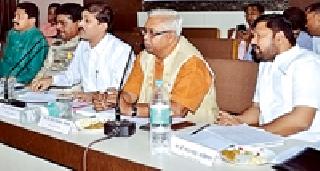 Handling the water scarcity questionably | पाणीटंचाईचा प्रश्न संवेदनशीलपणे हाताळा