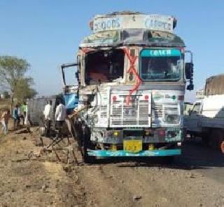 Accident on the city's Daund road - 3 killed, 6 critically | नगर दौंड मार्गावर अपघात - 3 ठार, 6 गंभीर Accident on the city's Daund road - 3 killed, 6 critically | नगर दौंड मार्गावर अपघात - 3 ठार, 6 गंभीर